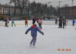 Młodzież szkolna z Ciechocinka na lodowisku w Toruniu