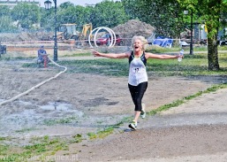 Gorąco było na trasie trzeciego biegu Grand Prix Tężnie Run. Zawodnicy chętnie korzystali z kurtyny wodnej.