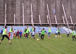 Piknik połączony z graniem w piłkę nożną czyli"Dzieciaki kontra Rodzice"